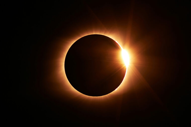 Eclipse Solar Total 2026: Cuando el Cielo y la Tierra Islandesa se Fundan